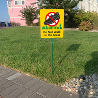 Do not walk on the grass sign